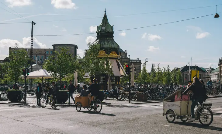 Ladcykler og cyklister på en gade i København en sommerdag